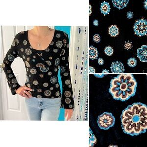 ☕️Unique long sleeved jersey  top w/flowers” in turquoise,beige & brown on black